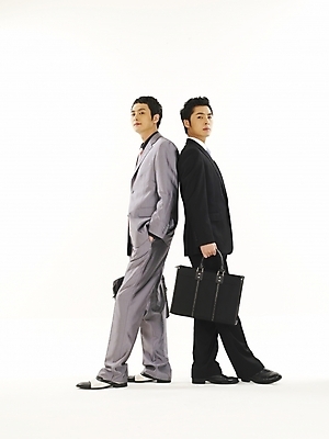 포토 JPG 스튜디오촬영 전신 남자 비즈니스 협력 협상 서기 누끼 사람 정장 두명 30대 비즈니스라이프 청춘 한국인 직장인 비즈니스맨 동료 대등 남자만 성인남자만 장년만 장년남자만 성인만 국내포토 직업 라이프스타일 옷 컨셉 관계 모션 실내 동양인 장년 파일형식