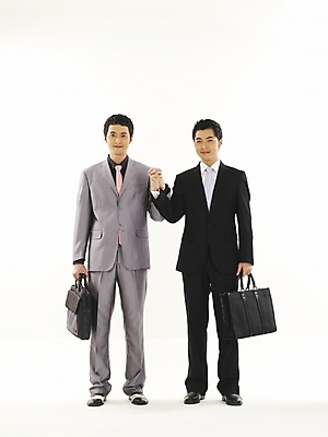 포토 JPG 스튜디오촬영 전신 남자 비즈니스 성공 협력 협상 서기 누끼 사람 정장 두명 30대 비즈니스라이프 청춘 한국인 직장인 비즈니스맨 동료 화합 대등 남자만 성인남자만 장년만 장년남자만 성인만 국내포토 직업 라이프스타일 옷 컨셉 관계 모션 실내 동양인 장년 파일형식