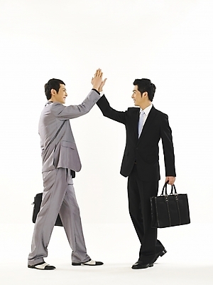 포토 JPG 스튜디오촬영 전신 남자 비즈니스 성공 협력 협상 서기 누끼 사람 정장 두명 30대 비즈니스라이프 청춘 파이팅 한국인 직장인 비즈니스맨 동료 화합 하이파이브 남자만 성인남자만 장년만 장년남자만 성인만 국내포토 직업 라이프스타일 옷 컨셉 관계 모션 실내 동양인 손짓 장년 파일형식