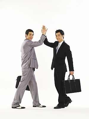 포토 JPG 스튜디오촬영 전신 남자 비즈니스 성공 협력 협상 서기 누끼 사람 정장 두명 30대 비즈니스라이프 청춘 파이팅 한국인 직장인 비즈니스맨 동료 화합 하이파이브 남자만 성인남자만 장년만 장년남자만 성인만 국내포토 직업 라이프스타일 옷 컨셉 관계 모션 실내 동양인 손짓 장년 파일형식