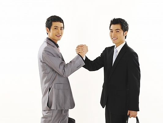 포토 JPG 스튜디오촬영 남자 비즈니스 성공 협력 협상 서기 누끼 사람 정장 두명 30대 비즈니스라이프 청춘 한국인 직장인 비즈니스맨 동료 화합 남자만 성인남자만 장년만 장년남자만 성인만 국내포토 직업 라이프스타일 옷 컨셉 관계 모션 실내 동양인 장년 파일형식