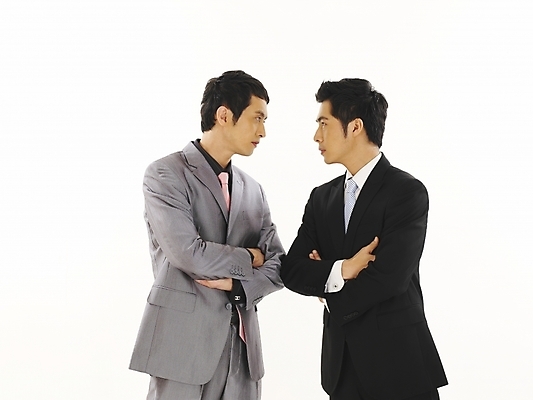 포토 JPG 스튜디오촬영 남자 비즈니스 서기 누끼 사람 정장 두명 30대 비즈니스라이프 청춘 팔짱 경쟁 한국인 직장인 비즈니스맨 동료 남자만 성인남자만 장년만 장년남자만 성인만 국내포토 직업 라이프스타일 옷 컨셉 관계 모션 실내 동양인 장년 파일형식