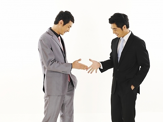 포토 JPG 스튜디오촬영 남자 비즈니스 서기 누끼 사람 정장 두명 30대 비즈니스라이프 청춘 경쟁 한국인 직장인 비즈니스맨 가위바위보 동료 남자만 성인남자만 장년만 장년남자만 성인만 국내포토 직업 라이프스타일 옷 컨셉 관계 모션 놀이 실내 동양인 장년 파일형식