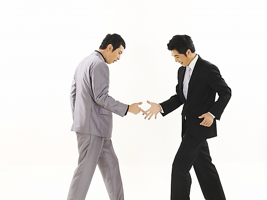 포토 JPG 스튜디오촬영 남자 비즈니스 서기 누끼 사람 정장 두명 30대 비즈니스라이프 청춘 경쟁 한국인 직장인 비즈니스맨 가위바위보 동료 남자만 성인남자만 장년만 장년남자만 성인만 국내포토 직업 라이프스타일 옷 컨셉 관계 모션 놀이 실내 동양인 장년 파일형식