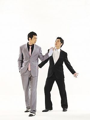 포토 JPG 스튜디오촬영 전신 남자 비즈니스 서기 누끼 사람 정장 두명 30대 비즈니스라이프 청춘 경쟁 한국인 직장인 비즈니스맨 동료 싸움 남자만 성인남자만 장년만 장년남자만 성인만 국내포토 직업 라이프스타일 옷 컨셉 관계 모션 실내 동양인 장년 파일형식