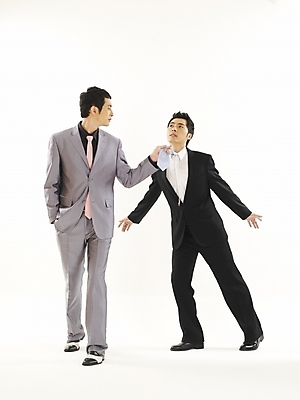 포토 JPG 스튜디오촬영 전신 남자 비즈니스 서기 누끼 사람 정장 두명 30대 비즈니스라이프 청춘 경쟁 한국인 직장인 비즈니스맨 동료 싸움 남자만 성인남자만 장년만 장년남자만 성인만 국내포토 직업 라이프스타일 옷 컨셉 관계 모션 실내 동양인 장년 파일형식