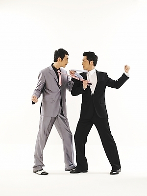 포토 JPG 스튜디오촬영 전신 남자 비즈니스 서기 누끼 사람 정장 두명 30대 비즈니스라이프 청춘 경쟁 한국인 직장인 비즈니스맨 동료 싸움 남자만 성인남자만 장년만 장년남자만 성인만 국내포토 직업 라이프스타일 옷 컨셉 관계 모션 실내 동양인 장년 파일형식