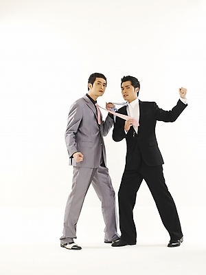 포토 JPG 스튜디오촬영 전신 남자 비즈니스 서기 누끼 사람 정장 두명 30대 비즈니스라이프 청춘 경쟁 한국인 직장인 비즈니스맨 동료 싸움 남자만 성인남자만 장년만 장년남자만 성인만 국내포토 직업 라이프스타일 옷 컨셉 관계 모션 실내 동양인 장년 파일형식