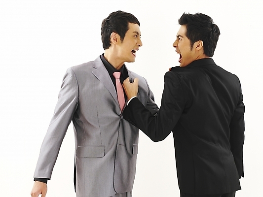 포토 JPG 스튜디오촬영 남자 비즈니스 부분 서기 사람 정장 상반신 두명 30대 비즈니스라이프 청춘 경쟁 한국인 직장인 비즈니스맨 동료 싸움 남자만 성인남자만 장년만 장년남자만 성인만 국내포토 직업 라이프스타일 옷 컨셉 관계 모션 실내 동양인 장년 파일형식