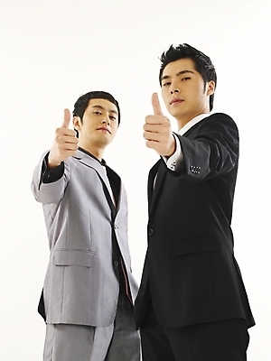 포토 JPG 스튜디오촬영 남자 와이셔츠 비즈니스 부분 성공 협력 서기 누끼 사람 정장 손짓 상반신 두명 30대 비즈니스라이프 청춘 한국인 엄지손가락 최고 직장인 비즈니스맨 동료 화합 남자만 성인남자만 장년만 장년남자만 성인만 국내포토 직업 라이프스타일 옷 컨셉 셔츠 손가락 관계 모션 실내 동양인 장년 파일형식