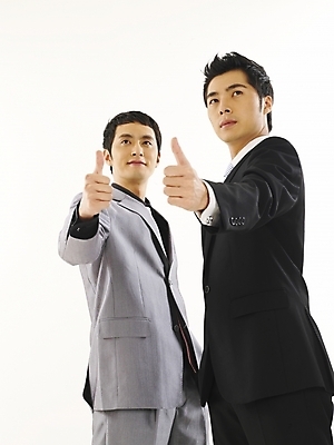 포토 JPG 스튜디오촬영 남자 와이셔츠 비즈니스 부분 성공 협력 서기 누끼 사람 정장 손짓 상반신 두명 30대 비즈니스라이프 청춘 한국인 엄지손가락 최고 직장인 비즈니스맨 동료 화합 남자만 성인남자만 장년만 장년남자만 성인만 국내포토 직업 라이프스타일 옷 컨셉 셔츠 손가락 관계 모션 실내 동양인 장년 파일형식