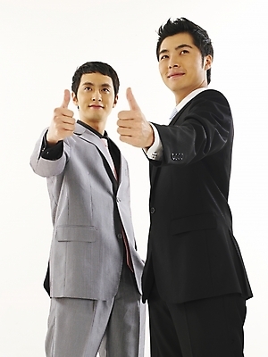 포토 JPG 스튜디오촬영 남자 와이셔츠 비즈니스 부분 성공 협력 서기 누끼 사람 정장 손짓 상반신 두명 30대 비즈니스라이프 청춘 한국인 엄지손가락 최고 직장인 비즈니스맨 동료 화합 남자만 성인남자만 장년만 장년남자만 성인만 국내포토 직업 라이프스타일 옷 컨셉 셔츠 손가락 관계 모션 실내 동양인 장년 파일형식
