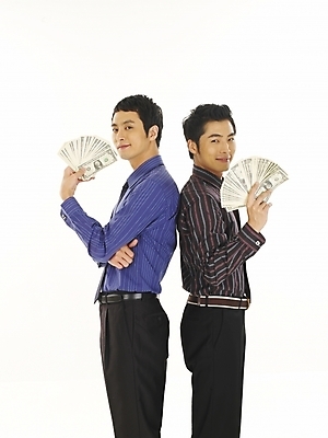 포토 JPG 스튜디오촬영 남자 와이셔츠 지폐 돈 비즈니스 부분 성공 서기 미소 웃음 누끼 사람 상반신 두명 30대 금융 비즈니스라이프 청춘 달러 한국인 직장인 비즈니스맨 동료 외화 돈부채 남자만 성인남자만 장년만 장년남자만 성인만 국내포토 직업 라이프스타일 컨셉 셔츠 관계 모션 실내 표정 동양인 장년 경제 부채 재산 파일형식