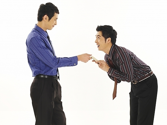 포토 JPG 스튜디오촬영 남자 와이셔츠 지폐 돈 비즈니스 부분 서기 사람 상반신 두명 30대 금융 비즈니스라이프 청춘 달러 한국인 직장인 비즈니스맨 동료 외화 부하 뇌물 요청 부정적 청탁 남자만 성인남자만 장년만 장년남자만 성인만 국내포토 직업 라이프스타일 감정 컨셉 셔츠 관계 모션 실내 동양인 장년 경제 재산 파일형식