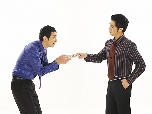 포토 JPG 스튜디오촬영 남자 와이셔츠 지폐 돈 비즈니스 부분 서기 사람 상반신 두명 30대 금융 비즈니스라이프 청춘 달러 한국인 직장인 비즈니스맨 동료 외화 부하 뇌물 요청 부정적 청탁 남자만 성인남자만 장년만 장년남자만 성인만 국내포토 직업 라이프스타일 감정 컨셉 셔츠 관계 모션 실내 동양인 장년 경제 재산 파일형식