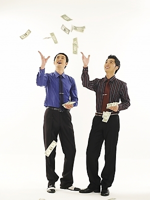 포토 JPG 스튜디오촬영 전신 남자 행복 와이셔츠 지폐 돈 비즈니스 성공 서기 사람 두명 30대 비즈니스라이프 청춘 달러 기쁨 한국인 직장인 비즈니스맨 동료 즐거움 남자만 성인남자만 장년만 장년남자만 성인만 국내포토 직업 라이프스타일 감정 컨셉 셔츠 관계 모션 실내 동양인 장년 재산 파일형식