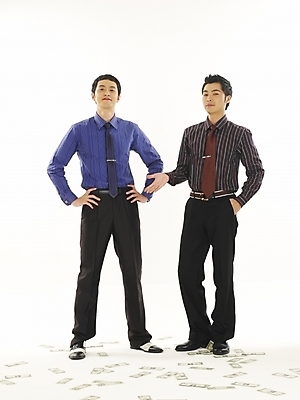 포토 JPG 스튜디오촬영 전신 남자 행복 와이셔츠 지폐 돈 비즈니스 성공 서기 누끼 사람 두명 30대 비즈니스라이프 청춘 달러 기쁨 한국인 직장인 비즈니스맨 동료 즐거움 남자만 성인남자만 장년만 장년남자만 성인만 국내포토 직업 라이프스타일 감정 컨셉 셔츠 관계 모션 실내 동양인 장년 재산 파일형식