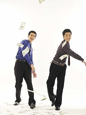 포토 JPG 스튜디오촬영 전신 남자 행복 와이셔츠 지폐 돈 비즈니스 성공 서기 사람 두명 30대 비즈니스라이프 청춘 달러 기쁨 한국인 직장인 비즈니스맨 동료 즐거움 남자만 성인남자만 장년만 장년남자만 성인만 국내포토 직업 라이프스타일 감정 컨셉 셔츠 관계 모션 실내 동양인 장년 재산 파일형식