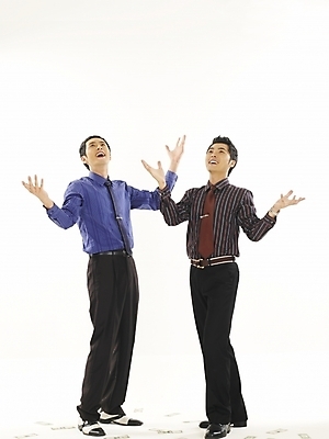 포토 JPG 스튜디오촬영 전신 남자 행복 와이셔츠 지폐 돈 비즈니스 성공 서기 누끼 사람 두명 30대 비즈니스라이프 청춘 달러 기쁨 한국인 직장인 비즈니스맨 동료 즐거움 남자만 성인남자만 장년만 장년남자만 성인만 국내포토 직업 라이프스타일 감정 컨셉 셔츠 관계 모션 실내 동양인 장년 재산 파일형식