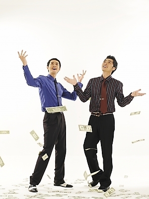 포토 JPG 스튜디오촬영 전신 남자 행복 와이셔츠 지폐 돈 비즈니스 성공 서기 사람 두명 30대 비즈니스라이프 청춘 달러 기쁨 한국인 직장인 비즈니스맨 동료 즐거움 남자만 성인남자만 장년만 장년남자만 성인만 국내포토 직업 라이프스타일 감정 컨셉 셔츠 관계 모션 실내 동양인 장년 재산 파일형식