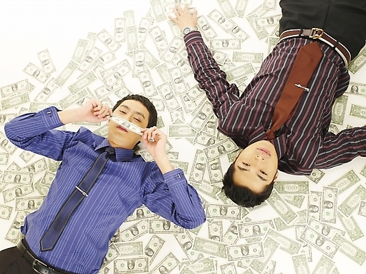 포토 JPG 스튜디오촬영 남자 행복 와이셔츠 지폐 돈 비즈니스 부분 성공 사람 상반신 두명 30대 금융 비즈니스라이프 청춘 하이앵글 눕기 달러 기쁨 한국인 직장인 비즈니스맨 동료 즐거움 외화 남자만 성인남자만 장년만 장년남자만 성인만 국내포토 직업 라이프스타일 감정 뷰포인트 컨셉 셔츠 관계 모션 실내 동양인 장년 경제 재산 파일형식