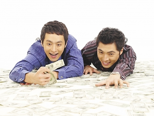 포토 JPG 스튜디오촬영 남자 행복 엎드리기 와이셔츠 지폐 돈 비즈니스 부분 성공 사람 상반신 두명 30대 금융 비즈니스라이프 청춘 달러 기쁨 한국인 직장인 비즈니스맨 동료 즐거움 외화 남자만 성인남자만 장년만 장년남자만 성인만 국내포토 직업 라이프스타일 감정 컨셉 셔츠 관계 모션 실내 동양인 장년 경제 재산 파일형식