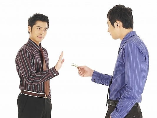 포토 JPG 스튜디오촬영 남자 와이셔츠 지폐 돈 비즈니스 부분 서기 사람 상반신 두명 30대 비즈니스라이프 청춘 달러 한국인 직장인 비즈니스맨 거절 동료 외화 뇌물 요청 청탁 남자만 성인남자만 장년만 장년남자만 성인만 국내포토 직업 라이프스타일 컨셉 셔츠 관계 모션 실내 동양인 장년 금융 재산 파일형식