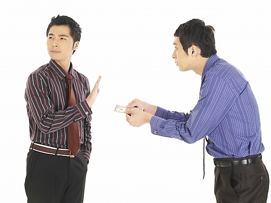 포토 JPG 스튜디오촬영 남자 와이셔츠 지폐 돈 비즈니스 부분 서기 사람 상반신 두명 30대 비즈니스라이프 청춘 달러 한국인 직장인 비즈니스맨 거절 외면 동료 외화 뇌물 요청 청탁 남자만 성인남자만 장년만 장년남자만 성인만 국내포토 직업 라이프스타일 컨셉 셔츠 관계 모션 실내 동양인 장년 금융 재산 파일형식