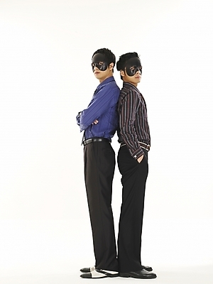 포토 JPG 스튜디오촬영 전신 남자 와이셔츠 비즈니스 가면 서기 누끼 사람 두명 30대 비즈니스라이프 청춘 경쟁 한국인 등맞대기 직장인 비즈니스맨 속임수 동료 싸움 대등 남자만 성인남자만 장년만 장년남자만 성인만 이중적 국내포토 직업 라이프스타일 컨셉 셔츠 관계 모션 실내 동양인 장년 파일형식