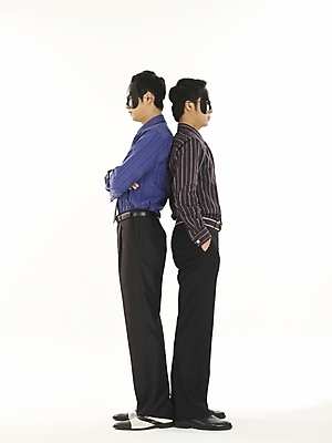 포토 JPG 스튜디오촬영 전신 남자 와이셔츠 비즈니스 가면 서기 누끼 사람 두명 30대 비즈니스라이프 청춘 경쟁 한국인 직장인 비즈니스맨 속임수 동료 싸움 대등 남자만 성인남자만 장년만 장년남자만 성인만 이중적 국내포토 직업 라이프스타일 컨셉 셔츠 관계 모션 실내 동양인 장년 파일형식