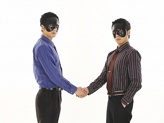 포토 JPG 스튜디오촬영 남자 와이셔츠 비즈니스 부분 악수 가면 서기 사람 상반신 두명 30대 비즈니스라이프 청춘 경쟁 거래 한국인 직장인 비즈니스맨 속임수 동료 계약 싸움 남자만 성인남자만 장년만 장년남자만 성인만 이중적 국내포토 직업 라이프스타일 컨셉 셔츠 관계 모션 실내 동양인 손짓 장년 파일형식