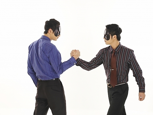 포토 JPG 스튜디오촬영 남자 와이셔츠 비즈니스 부분 가면 서기 사람 상반신 두명 30대 비즈니스라이프 청춘 경쟁 한국인 직장인 비즈니스맨 속임수 동료 싸움 남자만 성인남자만 장년만 장년남자만 성인만 이중적 국내포토 직업 라이프스타일 컨셉 셔츠 관계 모션 실내 동양인 장년 파일형식