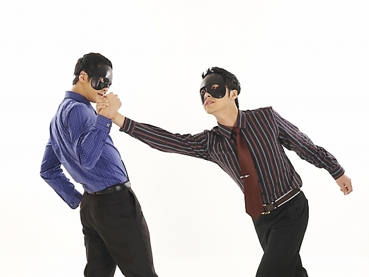 포토 JPG 스튜디오촬영 남자 와이셔츠 비즈니스 부분 가면 서기 사람 상반신 두명 30대 비즈니스라이프 청춘 경쟁 한국인 직장인 비즈니스맨 속임수 동료 싸움 남자만 성인남자만 장년만 장년남자만 성인만 이중적 국내포토 직업 라이프스타일 컨셉 셔츠 관계 모션 실내 동양인 장년 파일형식