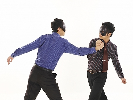 포토 JPG 스튜디오촬영 남자 와이셔츠 비즈니스 부분 가면 서기 사람 상반신 두명 30대 비즈니스라이프 청춘 경쟁 한국인 직장인 비즈니스맨 속임수 동료 싸움 남자만 성인남자만 장년만 장년남자만 성인만 이중적 국내포토 직업 라이프스타일 컨셉 셔츠 관계 모션 실내 동양인 장년 파일형식