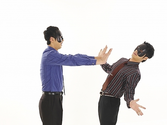 포토 JPG 스튜디오촬영 남자 와이셔츠 비즈니스 부분 가면 서기 사람 상반신 두명 30대 비즈니스라이프 청춘 경쟁 한국인 직장인 비즈니스맨 속임수 동료 싸움 남자만 성인남자만 장년만 장년남자만 성인만 이중적 국내포토 직업 라이프스타일 컨셉 셔츠 관계 모션 실내 동양인 장년 파일형식