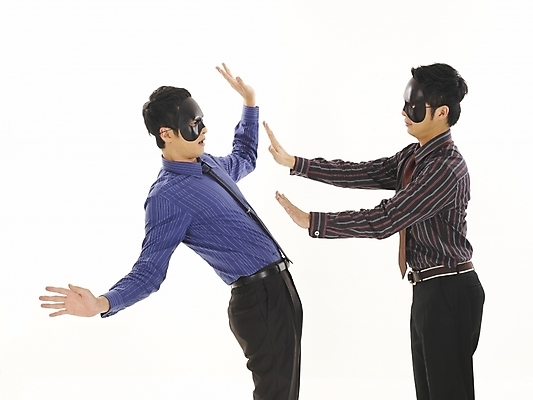 포토 JPG 스튜디오촬영 남자 와이셔츠 비즈니스 부분 가면 서기 누끼 사람 상반신 두명 30대 비즈니스라이프 청춘 경쟁 한국인 직장인 비즈니스맨 속임수 동료 싸움 남자만 성인남자만 장년만 장년남자만 성인만 이중적 국내포토 직업 라이프스타일 컨셉 셔츠 관계 모션 실내 동양인 장년 파일형식