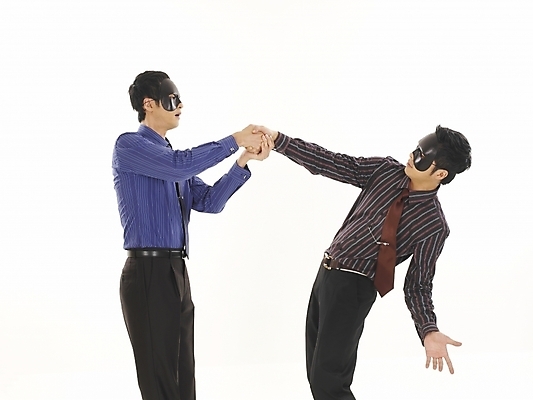 포토 JPG 스튜디오촬영 남자 와이셔츠 비즈니스 부분 가면 서기 누끼 사람 상반신 두명 30대 비즈니스라이프 청춘 경쟁 한국인 직장인 비즈니스맨 속임수 동료 싸움 남자만 성인남자만 장년만 장년남자만 성인만 이중적 국내포토 직업 라이프스타일 컨셉 셔츠 관계 모션 실내 동양인 장년 파일형식