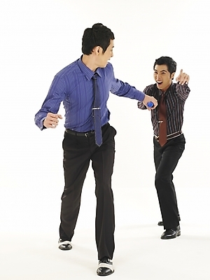 포토 JPG 스튜디오촬영 전신 남자 와이셔츠 비즈니스 협력 누끼 사람 두명 30대 비즈니스라이프 청춘 달리기 한국인 직장인 비즈니스맨 계주 동료 화합 남자만 성인남자만 장년만 장년남자만 성인만 배턴 국내포토 직업 라이프스타일 스포츠용품 컨셉 셔츠 관계 모션 실내 동양인 장년 육상스포츠 파일형식