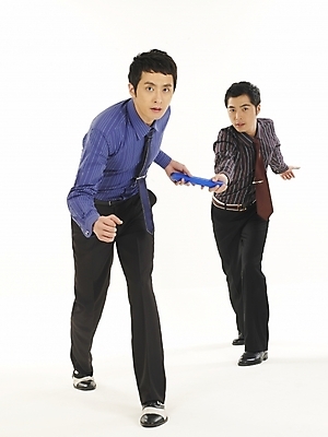 포토 JPG 스튜디오촬영 전신 남자 와이셔츠 비즈니스 협력 누끼 사람 두명 30대 비즈니스라이프 청춘 달리기 한국인 직장인 비즈니스맨 계주 동료 화합 남자만 성인남자만 장년만 장년남자만 성인만 배턴 국내포토 직업 라이프스타일 스포츠용품 컨셉 셔츠 관계 모션 실내 동양인 장년 육상스포츠 파일형식