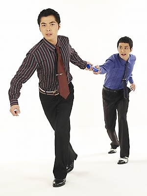 포토 JPG 스튜디오촬영 전신 남자 와이셔츠 비즈니스 협력 누끼 사람 두명 30대 비즈니스라이프 청춘 달리기 한국인 직장인 비즈니스맨 계주 동료 화합 남자만 성인남자만 장년만 장년남자만 성인만 배턴 국내포토 직업 라이프스타일 스포츠용품 컨셉 셔츠 관계 모션 실내 동양인 장년 육상스포츠 파일형식