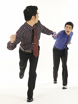 포토 JPG 스튜디오촬영 전신 남자 와이셔츠 비즈니스 협력 누끼 사람 두명 30대 비즈니스라이프 청춘 달리기 한국인 직장인 비즈니스맨 계주 동료 화합 남자만 성인남자만 장년만 장년남자만 성인만 배턴 국내포토 직업 라이프스타일 스포츠용품 컨셉 셔츠 관계 모션 실내 동양인 장년 육상스포츠 파일형식