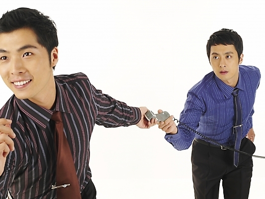 포토 JPG 스튜디오촬영 남자 와이셔츠 비즈니스 부분 협력 사람 상반신 두명 30대 비즈니스라이프 청춘 한국인 직장인 비즈니스맨 연결 계주 전화기 동료 수화기 전달 화합 남자만 성인남자만 장년만 장년남자만 성인만 국내포토 직업 라이프스타일 컨셉 셔츠 관계 실내 동양인 장년 육상스포츠 파일형식