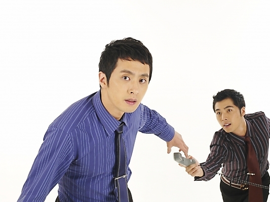 포토 JPG 스튜디오촬영 남자 와이셔츠 비즈니스 부분 협력 사람 상반신 두명 30대 비즈니스라이프 청춘 한국인 직장인 비즈니스맨 연결 계주 전화기 동료 수화기 전달 화합 남자만 성인남자만 장년만 장년남자만 성인만 국내포토 직업 라이프스타일 컨셉 셔츠 관계 실내 동양인 장년 육상스포츠 파일형식