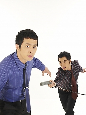 포토 JPG 스튜디오촬영 남자 와이셔츠 비즈니스 부분 협력 사람 상반신 두명 30대 비즈니스라이프 청춘 한국인 직장인 비즈니스맨 연결 계주 전화기 동료 수화기 전달 화합 남자만 성인남자만 장년만 장년남자만 성인만 국내포토 직업 라이프스타일 컨셉 셔츠 관계 실내 동양인 장년 육상스포츠 파일형식