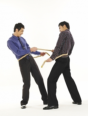 포토 JPG 스튜디오촬영 전신 남자 와이셔츠 비즈니스 누끼 사람 두명 30대 비즈니스라이프 청춘 경쟁 한국인 직장인 비즈니스맨 동료 싸움 전쟁 줄다리기 남자만 성인남자만 장년만 장년남자만 성인만 국내포토 직업 라이프스타일 컨셉 셔츠 관계 모션 놀이 실내 동양인 장년 파일형식