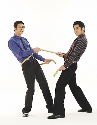 포토 JPG 스튜디오촬영 전신 남자 와이셔츠 비즈니스 누끼 사람 두명 30대 비즈니스라이프 청춘 경쟁 한국인 직장인 비즈니스맨 동료 싸움 전쟁 줄다리기 남자만 성인남자만 장년만 장년남자만 성인만 국내포토 직업 라이프스타일 컨셉 셔츠 관계 모션 놀이 실내 동양인 장년 파일형식