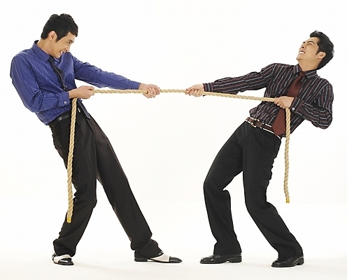 포토 JPG 스튜디오촬영 전신 남자 와이셔츠 비즈니스 누끼 사람 두명 30대 비즈니스라이프 청춘 경쟁 한국인 직장인 비즈니스맨 동료 싸움 전쟁 줄다리기 남자만 성인남자만 장년만 장년남자만 성인만 국내포토 직업 라이프스타일 컨셉 셔츠 관계 모션 놀이 실내 동양인 장년 파일형식