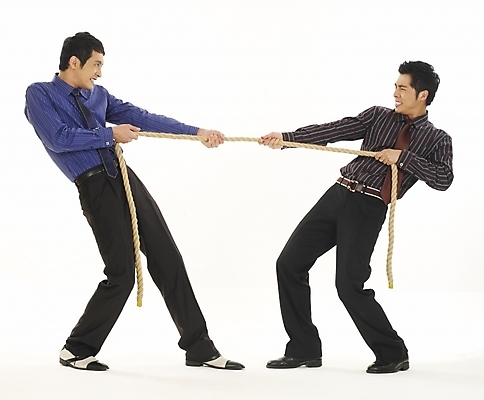 포토 JPG 스튜디오촬영 전신 남자 와이셔츠 비즈니스 누끼 사람 두명 30대 비즈니스라이프 청춘 경쟁 한국인 직장인 비즈니스맨 동료 싸움 전쟁 줄다리기 남자만 성인남자만 장년만 장년남자만 성인만 국내포토 직업 라이프스타일 컨셉 셔츠 관계 모션 놀이 실내 동양인 장년 파일형식