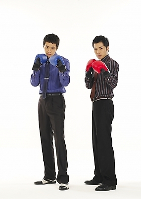 포토 JPG 스튜디오촬영 전신 남자 와이셔츠 비즈니스 서기 누끼 사람 두명 30대 비즈니스라이프 청춘 경쟁 권투 한국인 글러브 글로브 권투글러브 직장인 비즈니스맨 동료 싸움 전쟁 남자만 성인남자만 장년만 장년남자만 성인만 국내포토 직업 라이프스타일 스포츠용품 장갑 컨셉 셔츠 관계 모션 실내 동양인 장년 격투기 파일형식
