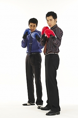 포토 JPG 스튜디오촬영 전신 남자 와이셔츠 비즈니스 서기 누끼 사람 두명 30대 비즈니스라이프 청춘 경쟁 권투 한국인 글러브 글로브 권투글러브 직장인 비즈니스맨 동료 싸움 전쟁 남자만 성인남자만 장년만 장년남자만 성인만 국내포토 직업 라이프스타일 스포츠용품 장갑 컨셉 셔츠 관계 모션 실내 동양인 장년 격투기 파일형식
